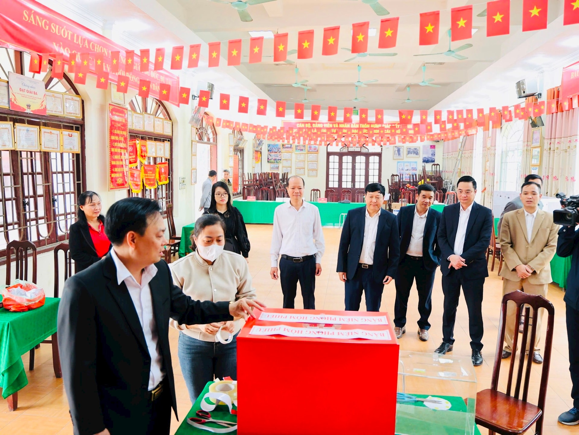 Lãnh đạo MTTQ thành phố Hà Nội kiểm tra công tác bầu cử tại xã Tam Hưng- Ảnh 3.