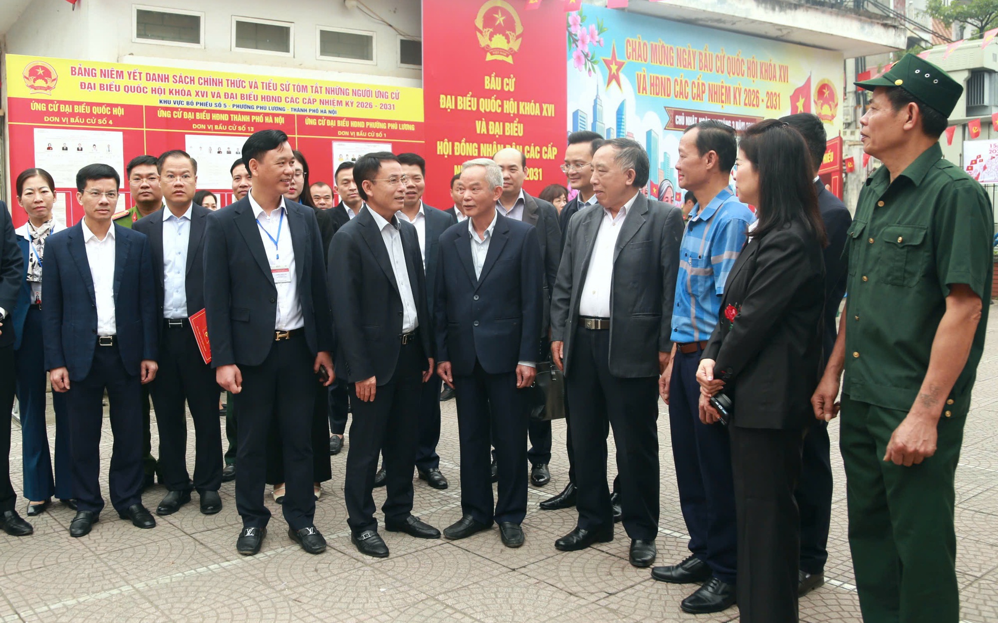 Phó Bí thư Thường trực Thành ủy Nguyễn Trọng Đông trao đổi, trò chuyện với cử tri phường Phú Lương