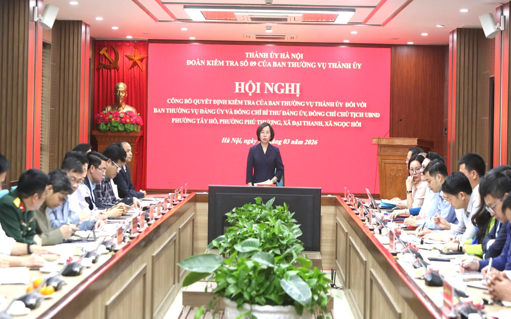 Chủ tịch Ủy ban MTTQ Việt Nam thành phố Hà Nội, Trưởng đoàn kiểm tra số 09 Bùi Huyền Mai phát biểu chỉ đạo tại Hội nghị.