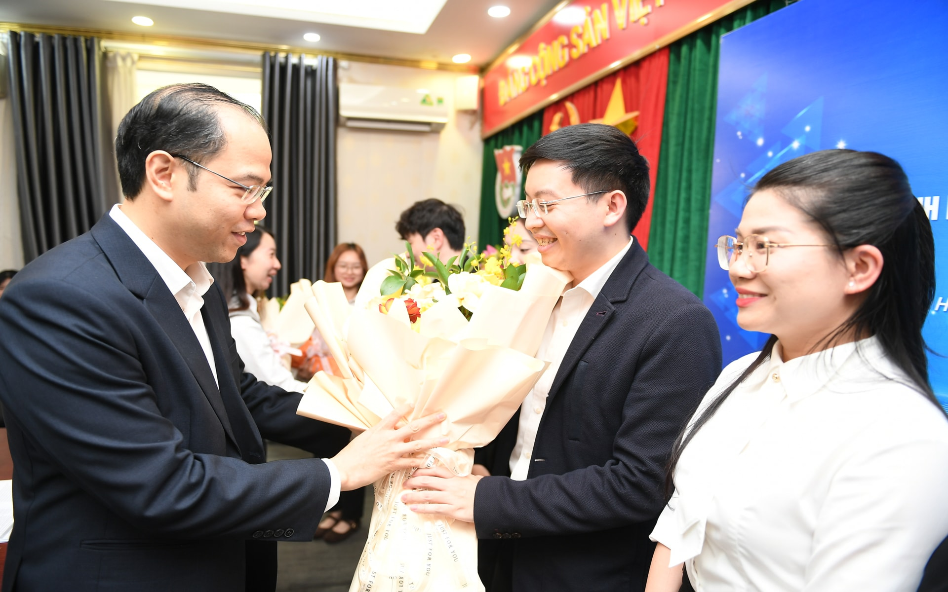 Bí thư Thành đoàn, Chủ tịch Hội Sinh viên Việt Nam thành phố Hà Nội Nguyễn Tiến Hưng tặng hoa chúc mừng tân Phó Chủ tịch Hội Sinh viên Việt Nam thành phố Hà Nội Phạm Tấn Phát.