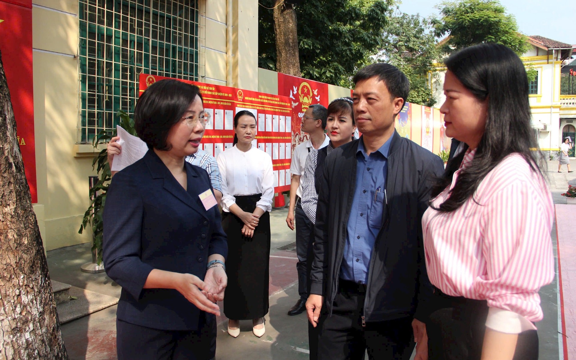 Chủ tịch Ủy ban MTTQ Việt Nam thành phố Hà Nội Bùi Huyền Mai cùng Đoàn kiểm tra tại Khu vực bỏ phiếu số 2 (phường Ba Đình).