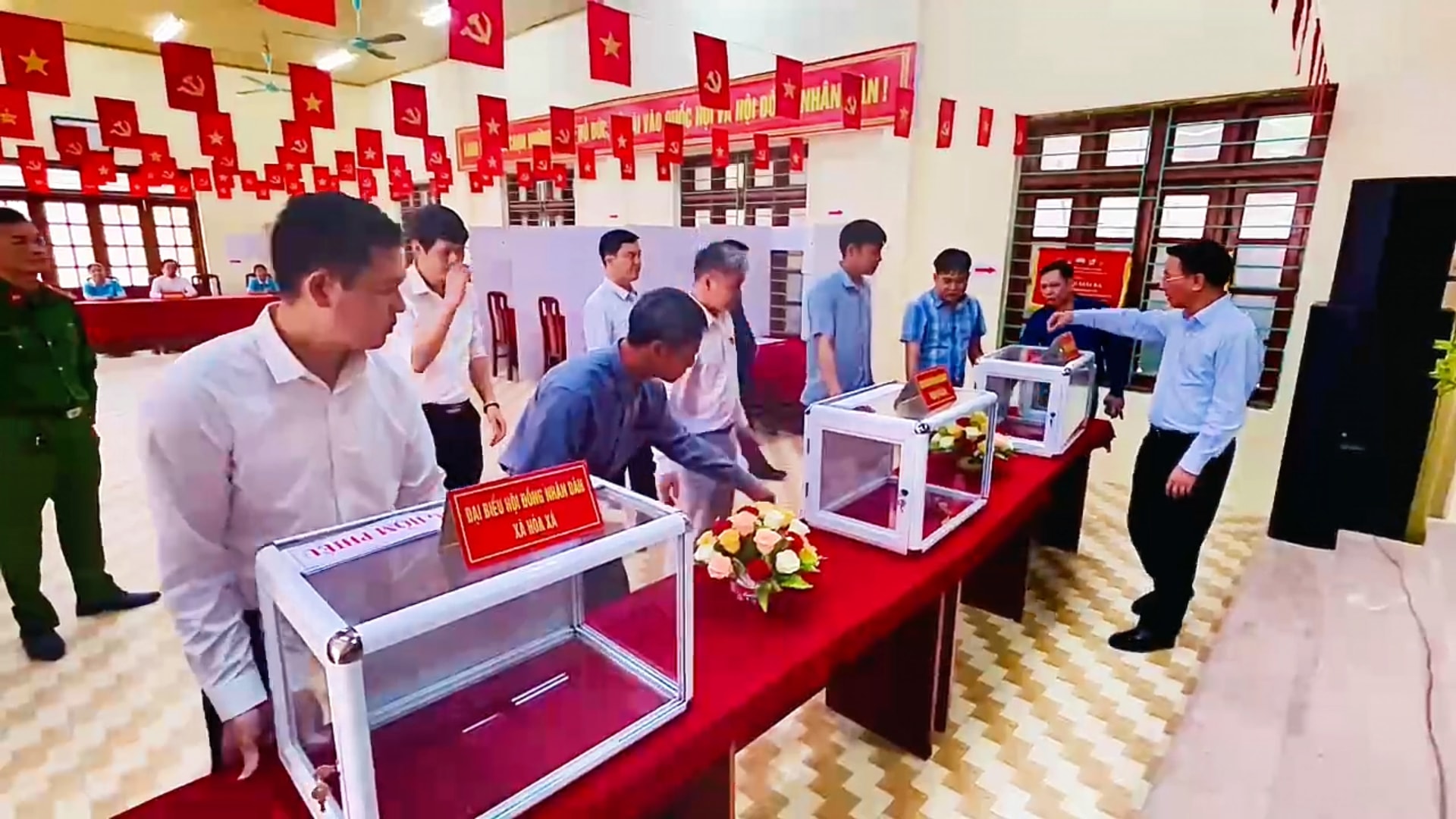 Trưởng ban Nội chính Thành ủy Trần Đình Cảnh kiểm tra công tác chuẩn bị bầu cử tại các xã Hòa Xá, Thanh Oai- Ảnh 1.