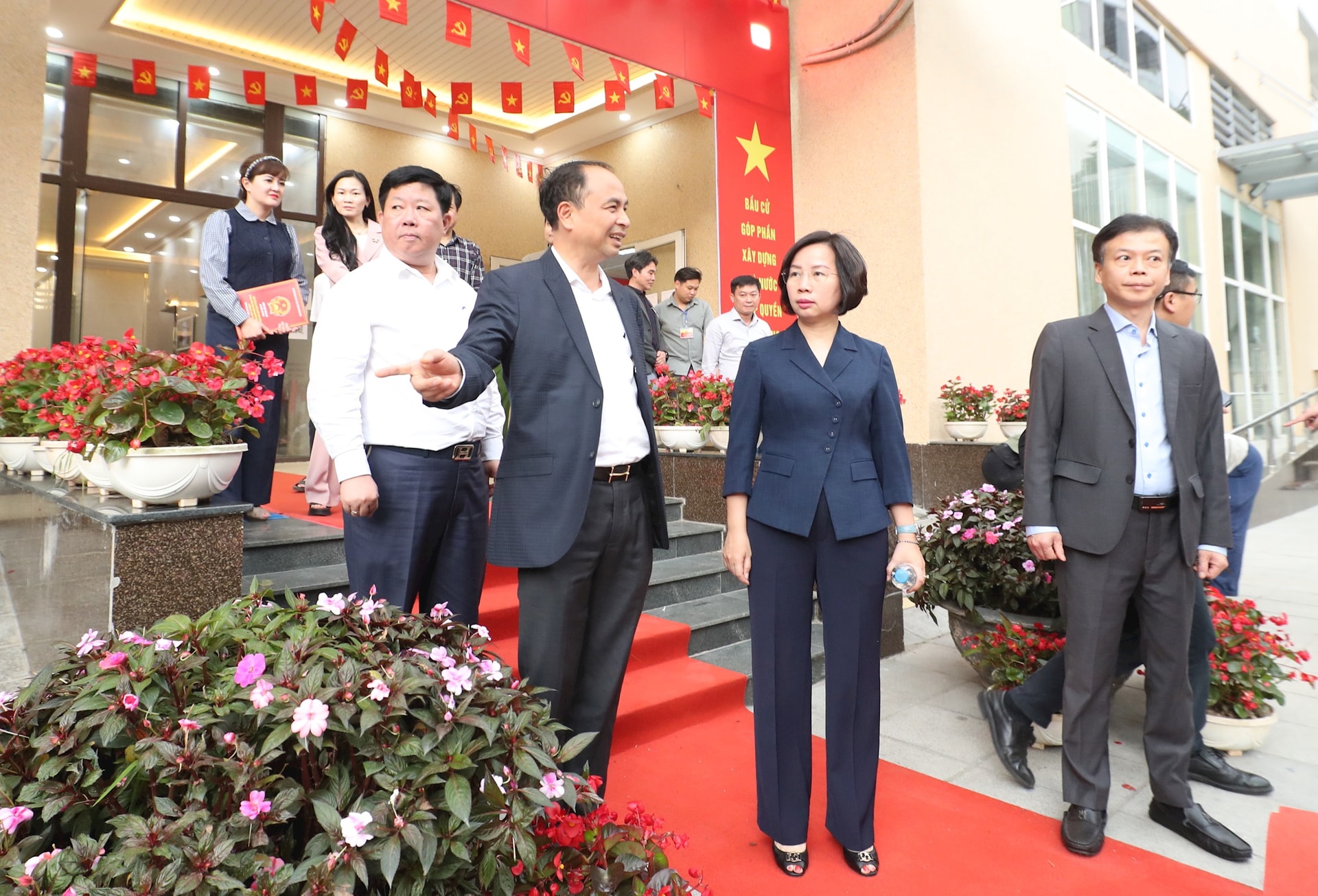 Chủ tịch Ủy ban MTTQ Việt Nam Thành phố Bùi Huyền Mai kiểm tra công tác bầu cử- Ảnh 2.