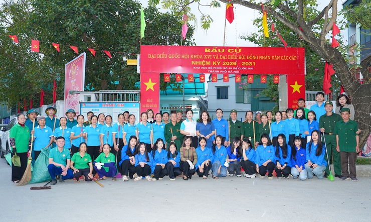 Xã Quốc Oai: Ra quân tổng vệ sinh môi trường và tuyên truyền lưu động chào mừng ngày hội toàn dân- Ảnh 1.