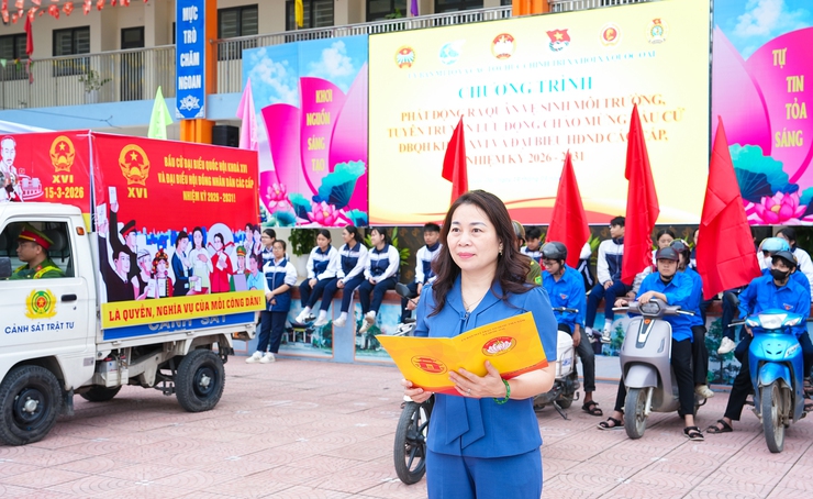 Xã Quốc Oai: Ra quân tổng vệ sinh môi trường và tuyên truyền lưu động chào mừng ngày hội toàn dân- Ảnh 2.