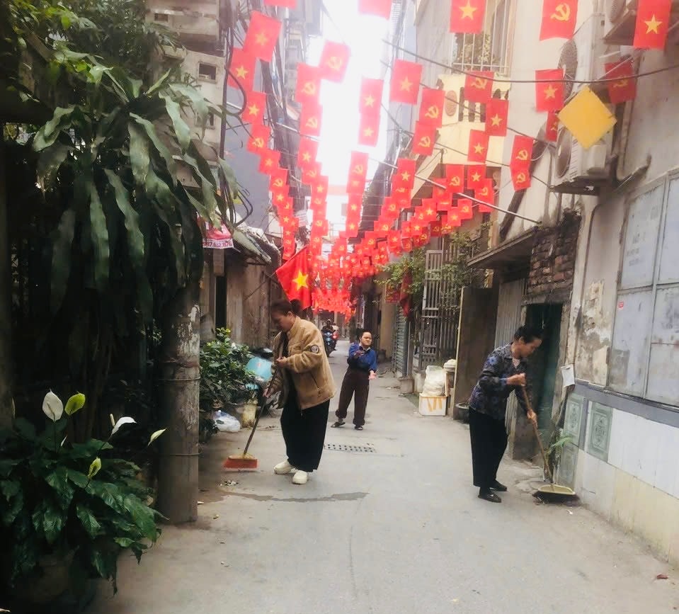 Phường Lĩnh Nam: Đồng loạt tổng vệ sinh môi trường chào mừng ngày bầu cử- Ảnh 1.