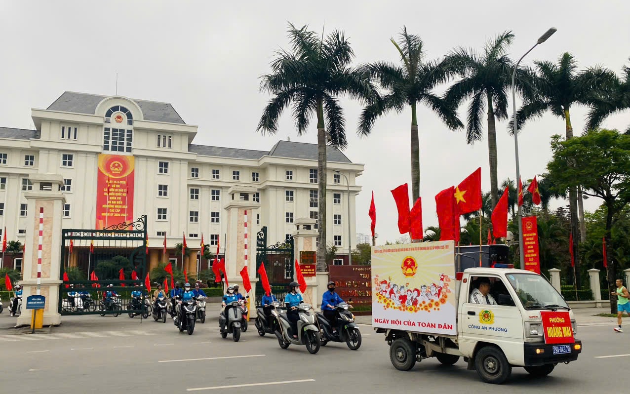 Đoàn diễu hành xuất phát từ trụ sở UBND phường Hoang Mai