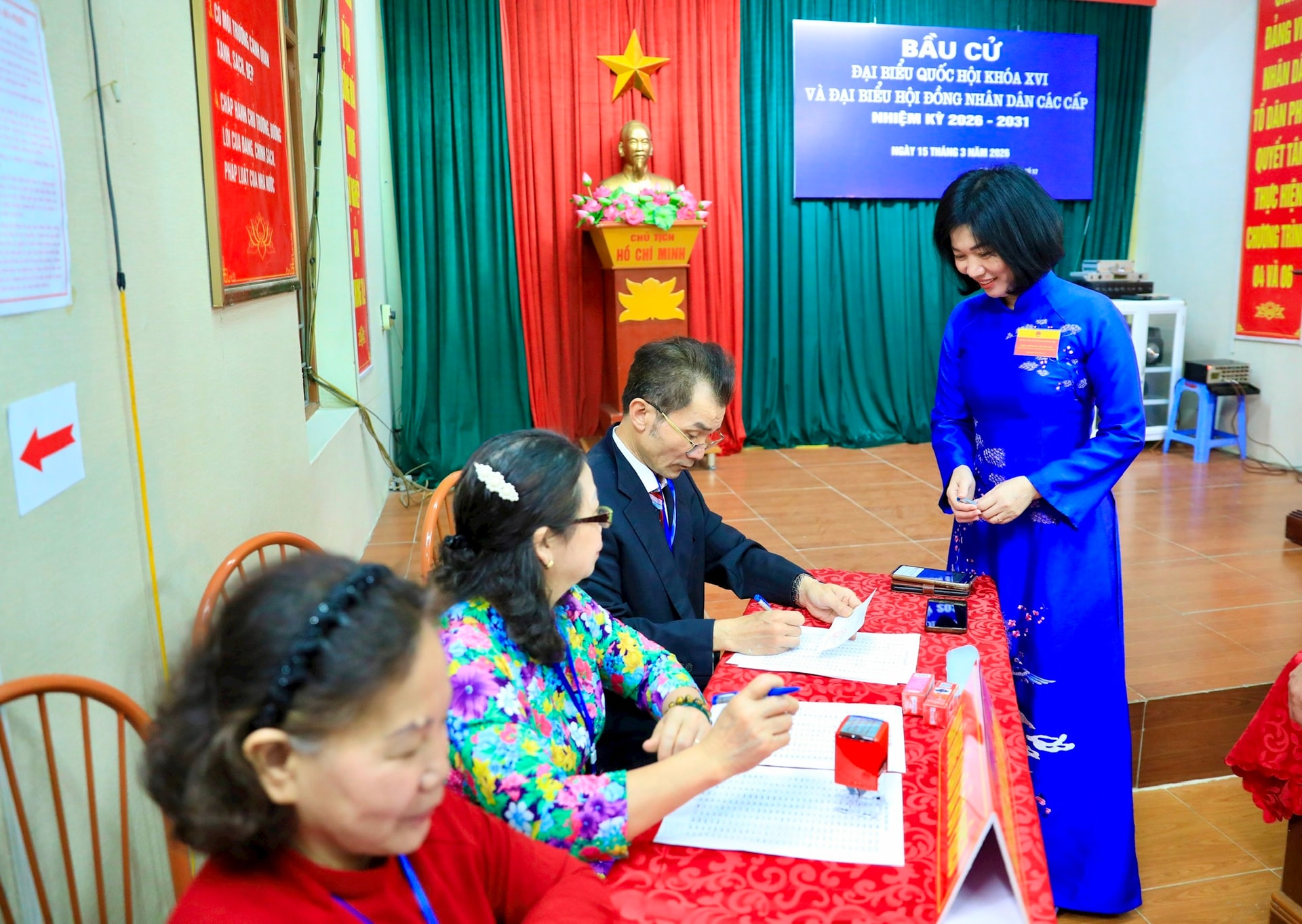 Phó Bí thư Thành ủy Phùng Thị Hồng Hà bỏ phiếu bầu cử tại phường Hà Đông- Ảnh 1.