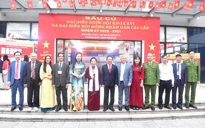 Các đại biểu dự Lễ khai mạc bầu cử tại đơn vị bầu cử số 4 Trường Tiểu học Vinschool tổ dân phố Vinhomes Greenbay Mễ Trì (phường Đại Mỗ)