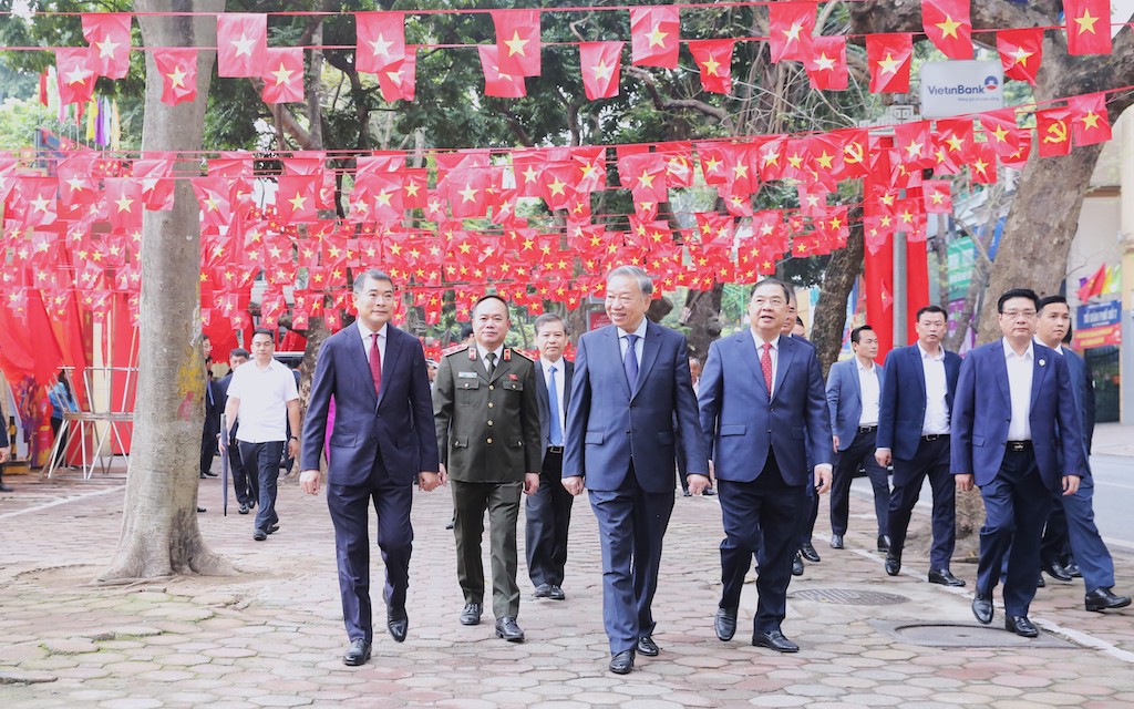 Trung tướng Nguyễn Thanh Tùng - Giám đốc CATP tháp tùng lãnh đạo Đảng, Nhà nước tham gia bỏ phiếu tại khu vực bỏ phiếu số 2, phường Ba Đình (Ảnh: CATP)