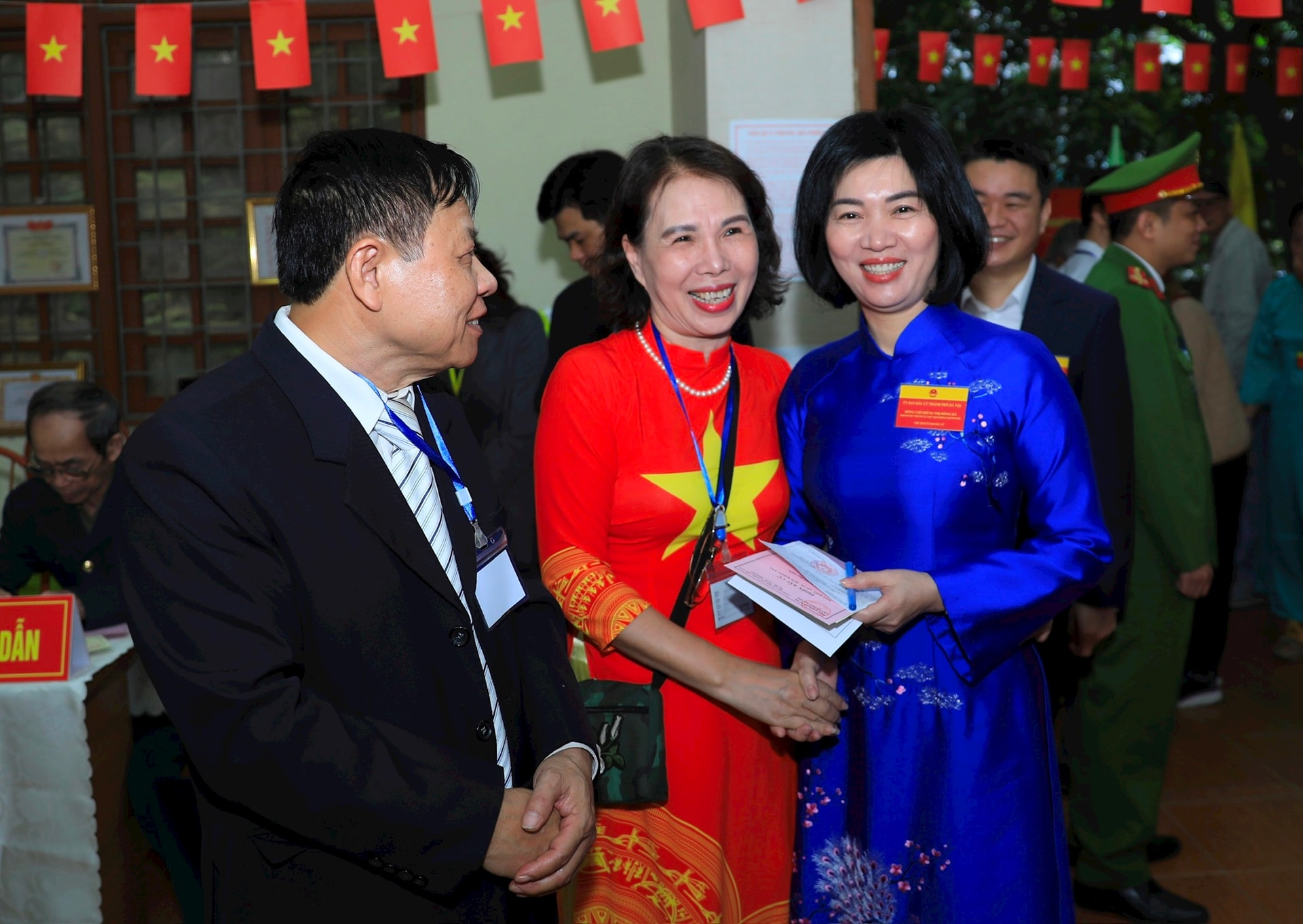 Phó Bí thư Thành ủy Phùng Thị Hồng Hà bỏ phiếu bầu cử tại phường Hà Đông- Ảnh 3.