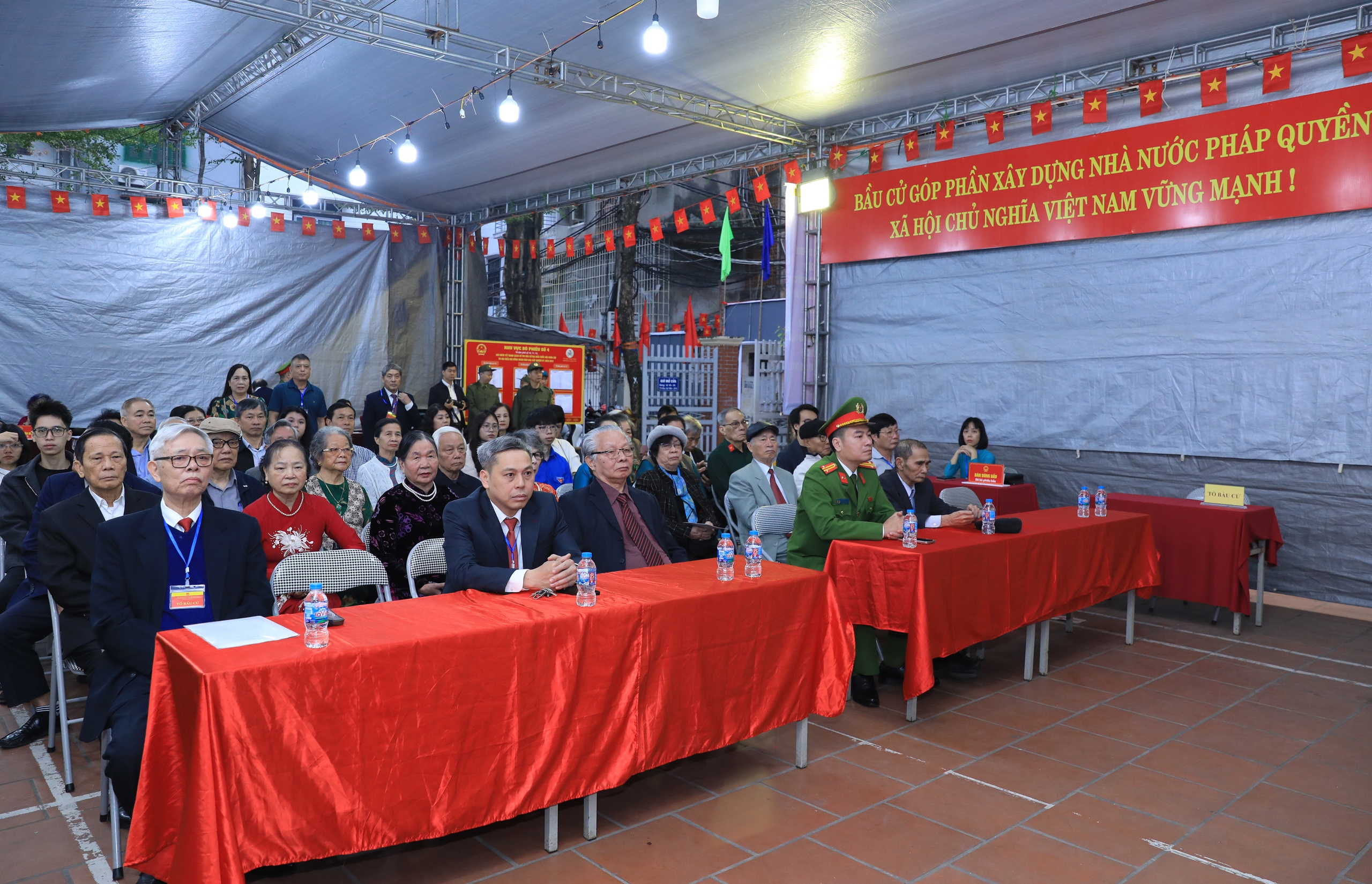 Hà Nội: Cử tri phường Giảng Võ phấn khởi đi bỏ phiếu thực hiện quyền và nghĩa vụ công dân- Ảnh 3.