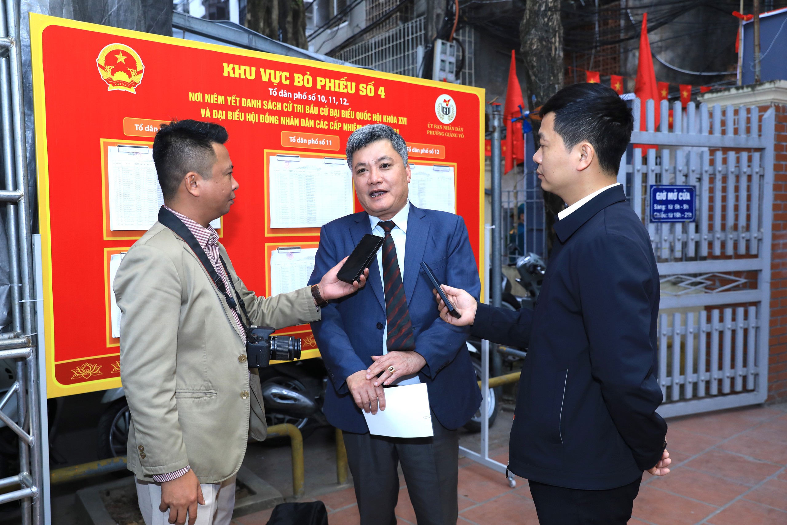 Hà Nội: Cử tri phường Giảng Võ phấn khởi đi bỏ phiếu thực hiện quyền và nghĩa vụ công dân- Ảnh 17.