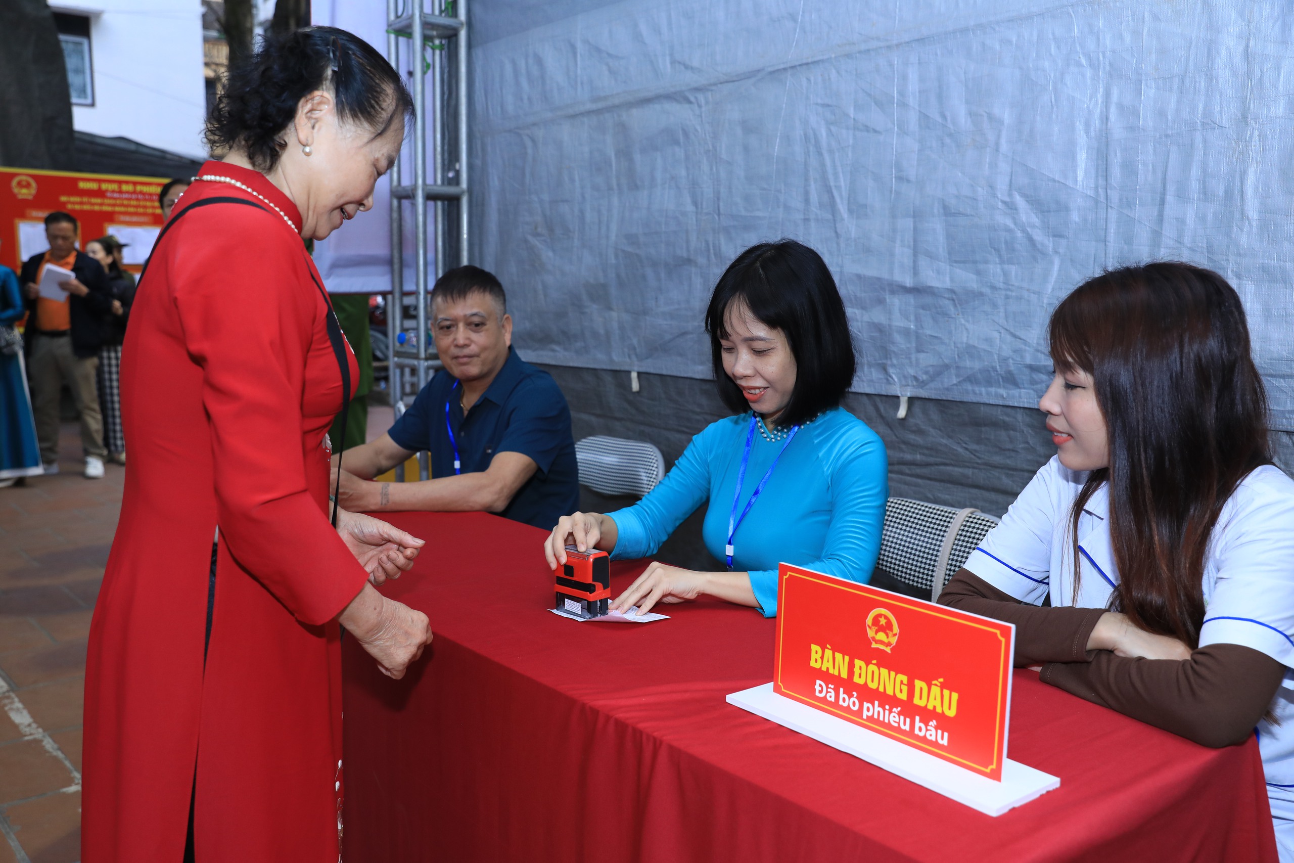 Hà Nội: Cử tri phường Giảng Võ phấn khởi đi bỏ phiếu thực hiện quyền và nghĩa vụ công dân- Ảnh 16.