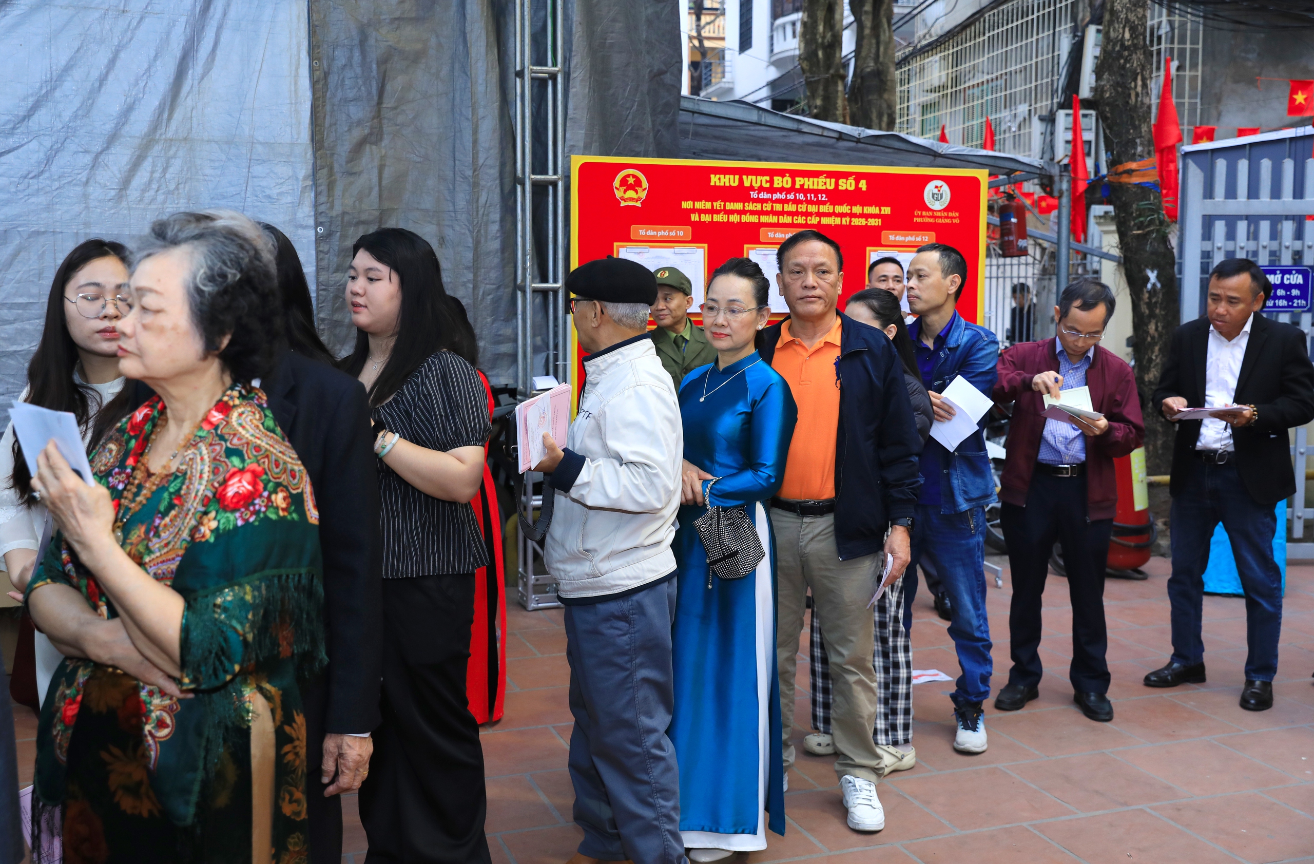 Hà Nội: Cử tri phường Giảng Võ phấn khởi đi bỏ phiếu thực hiện quyền và nghĩa vụ công dân- Ảnh 2.