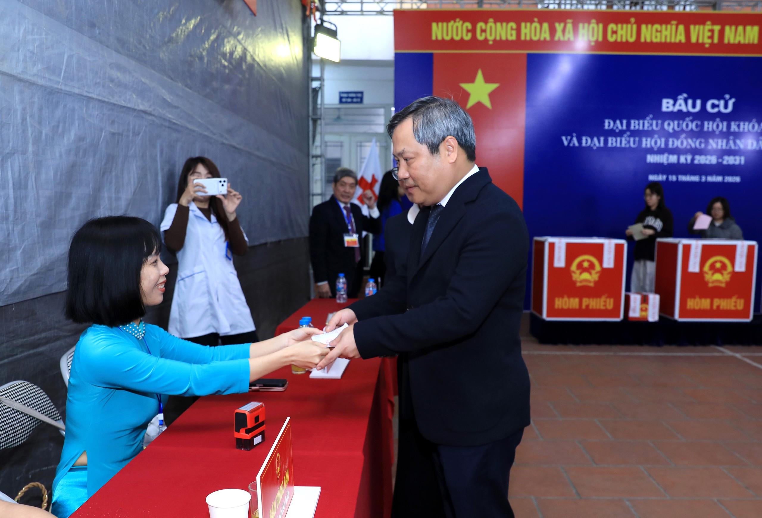 Hà Nội: Cử tri phường Giảng Võ phấn khởi đi bỏ phiếu thực hiện quyền và nghĩa vụ công dân- Ảnh 12.