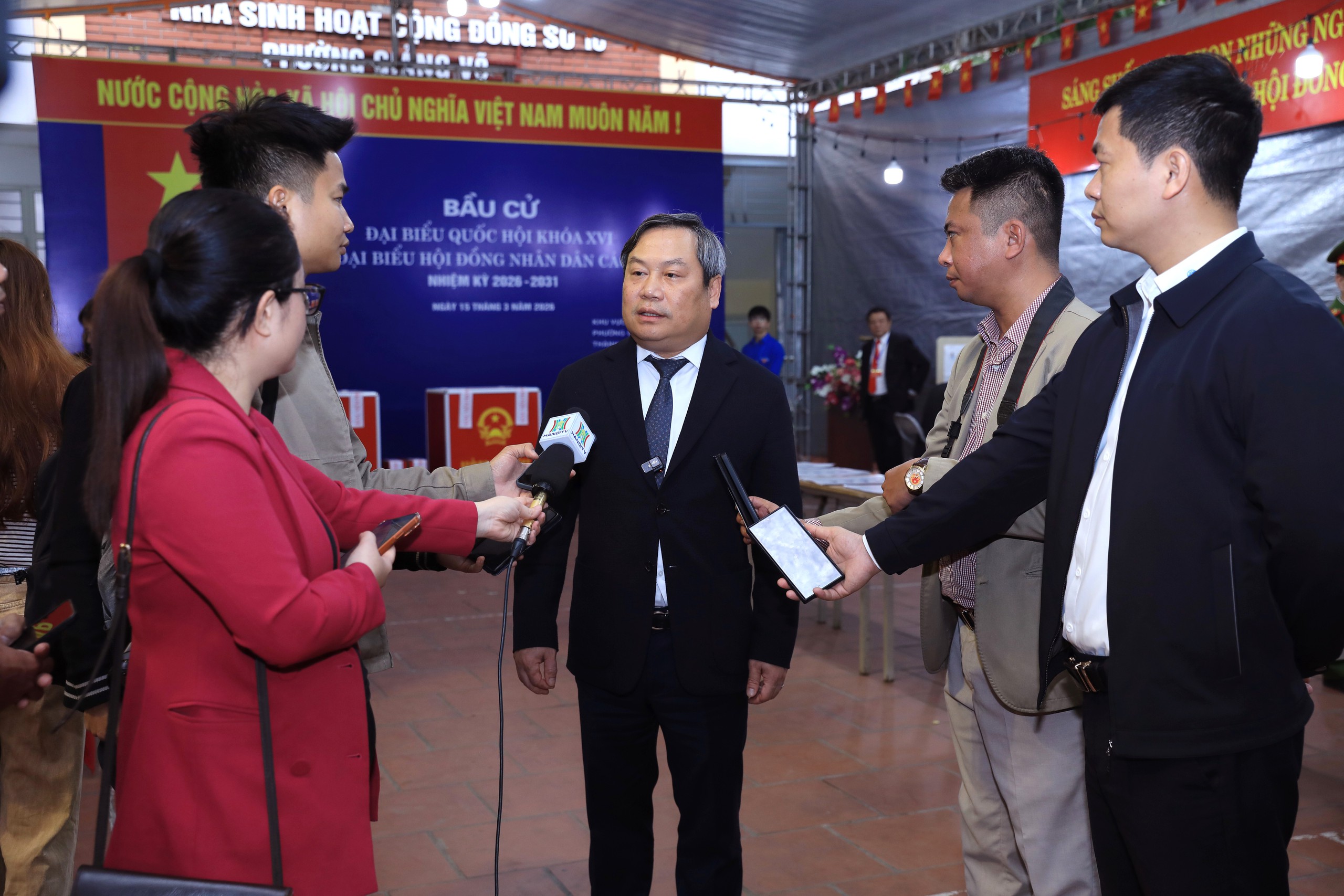 Hà Nội: Cử tri phường Giảng Võ phấn khởi đi bỏ phiếu thực hiện quyền và nghĩa vụ công dân- Ảnh 11.