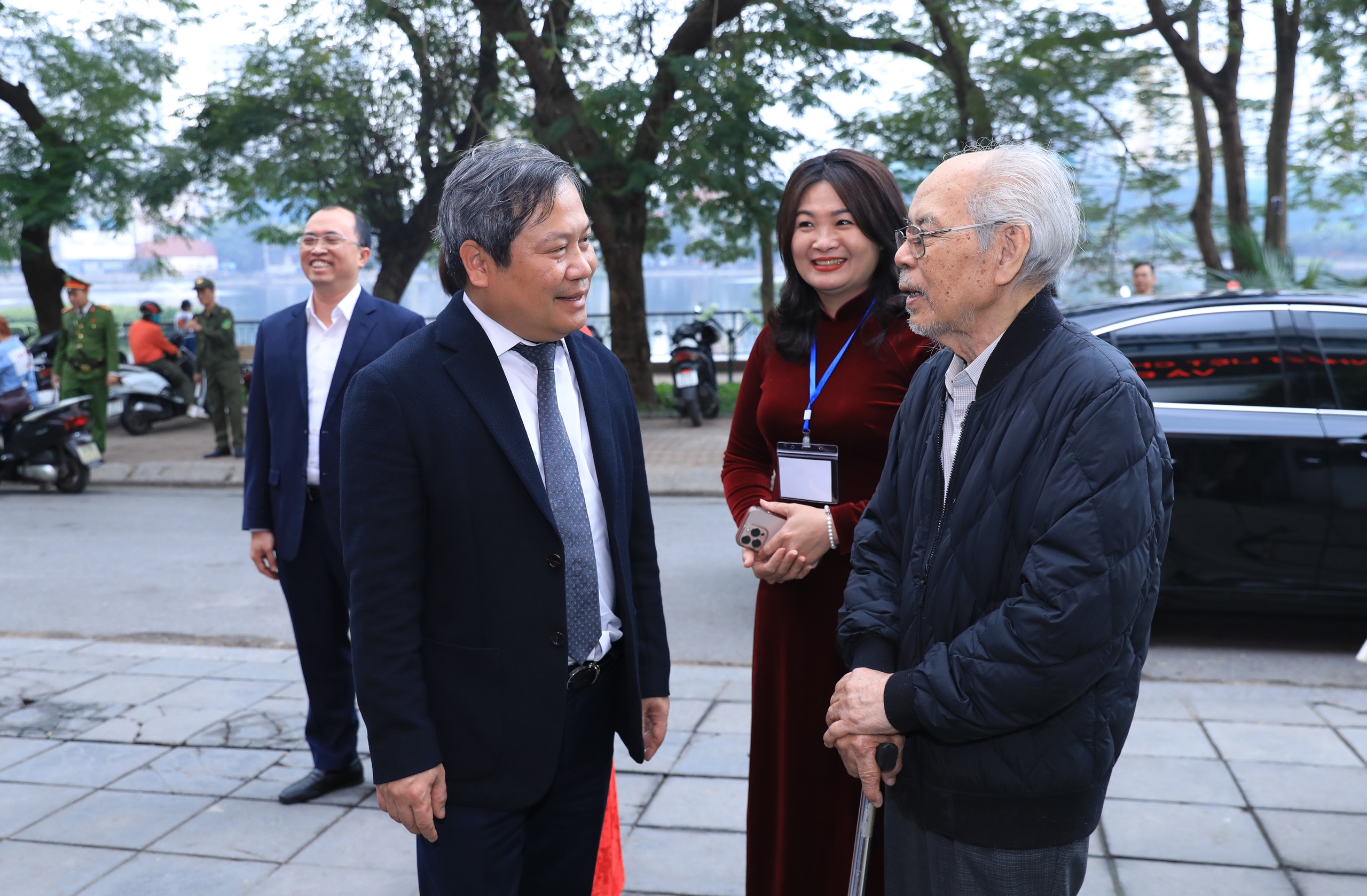 Hà Nội: Cử tri phường Giảng Võ phấn khởi đi bỏ phiếu thực hiện quyền và nghĩa vụ công dân- Ảnh 10.