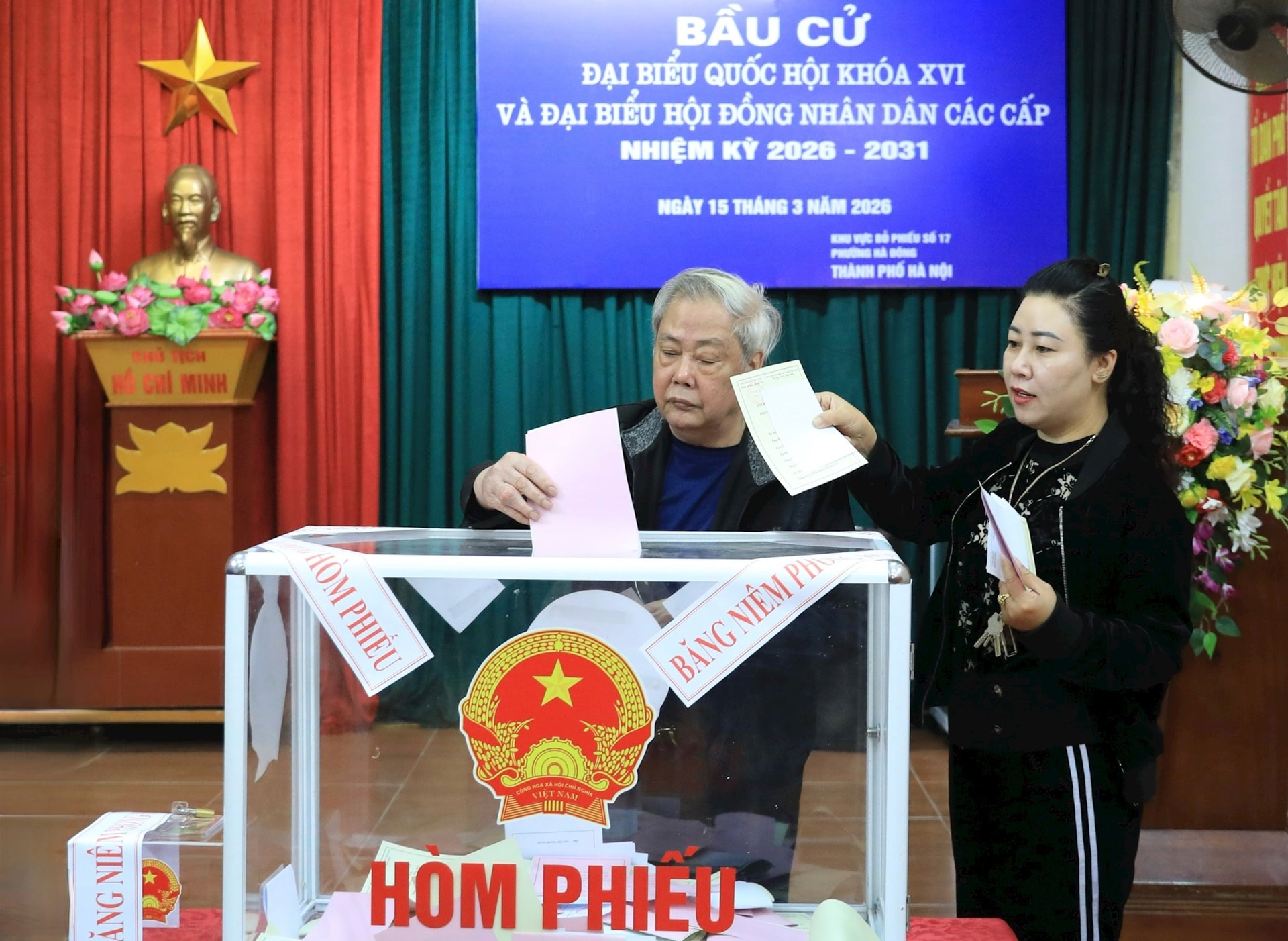 Phó Bí thư Thành ủy Phùng Thị Hồng Hà bỏ phiếu bầu cử tại phường Hà Đông- Ảnh 4.