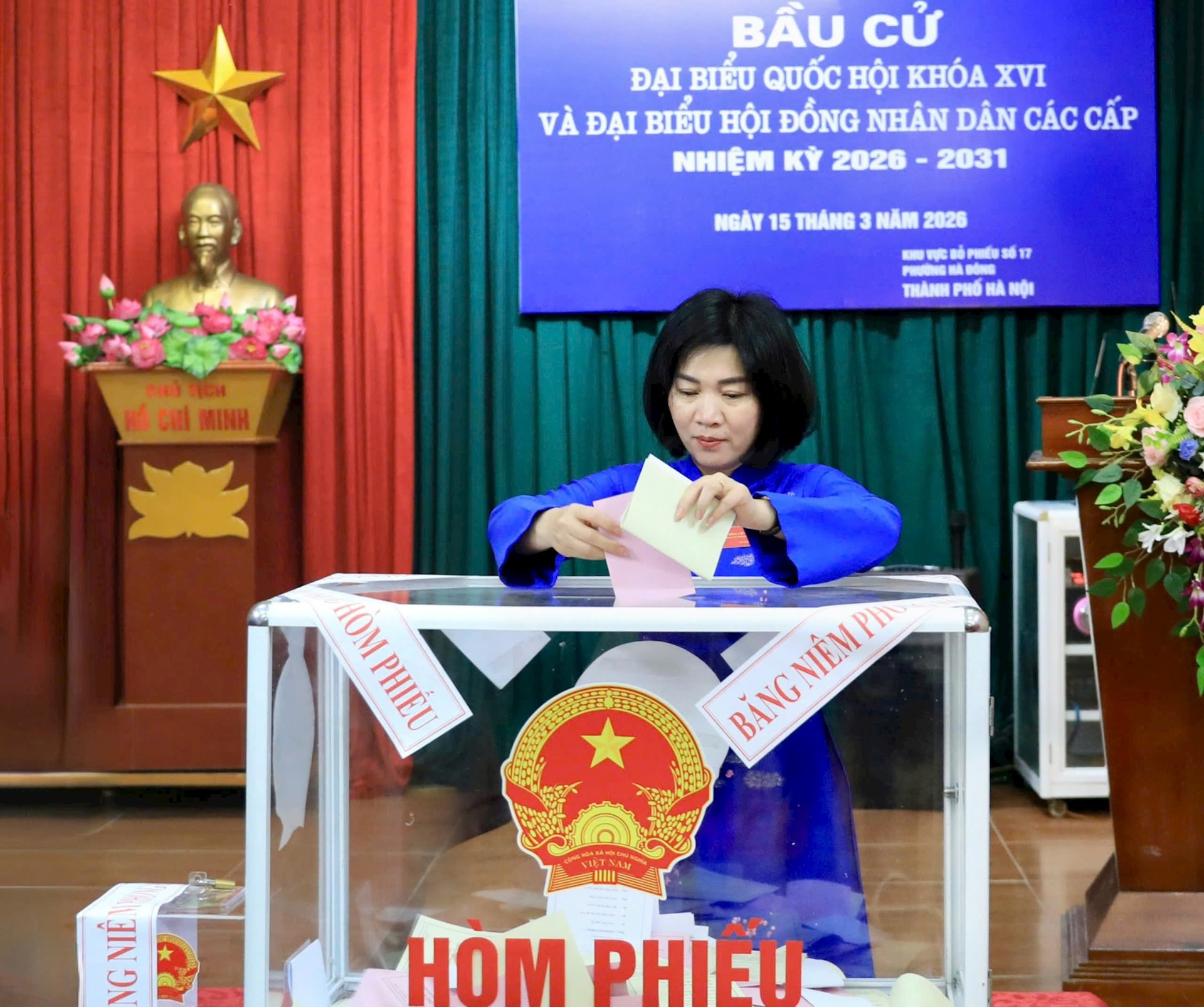 Phó Bí thư Thành ủy Phùng Thị Hồng Hà bỏ phiếu bầu cử tại phường Hà Đông- Ảnh 2.