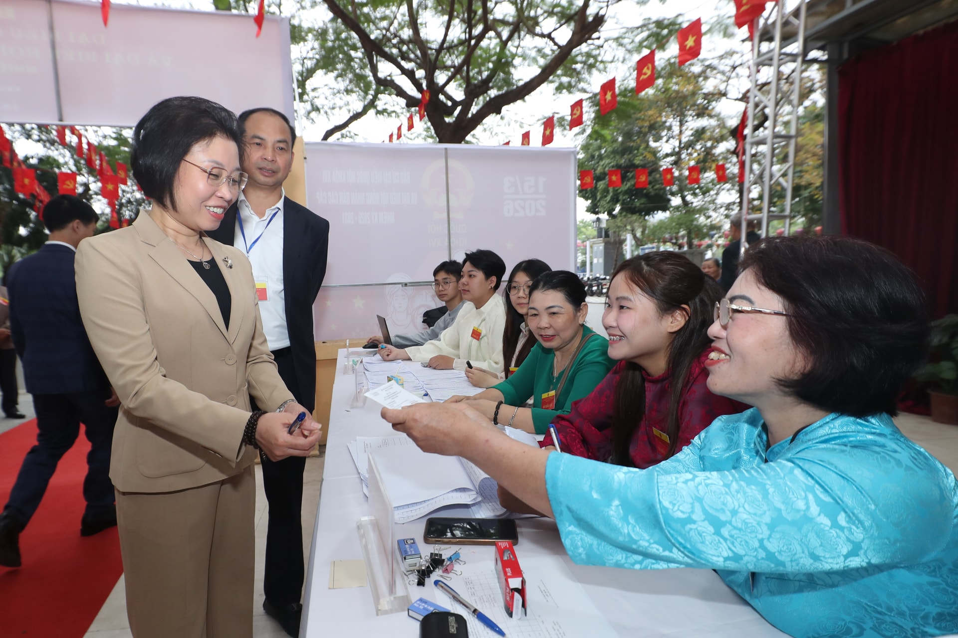 Phó Chủ tịch HĐND Thành phố Phạm Thị Thanh Mai bỏ phiếu bầu cử tại phường Tây Hồ- Ảnh 1.