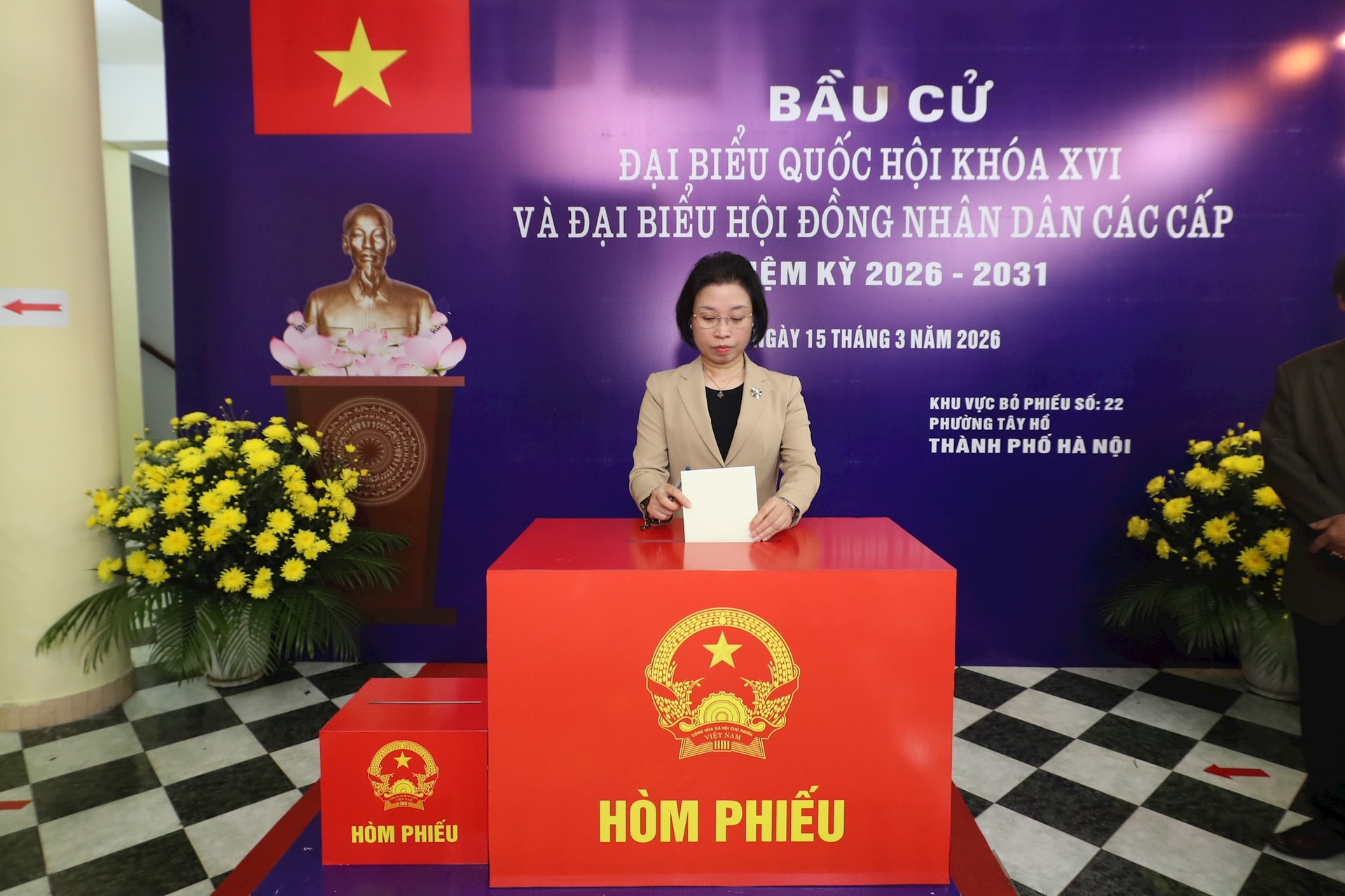 Phó Chủ tịch HĐND Thành phố Phạm Thị Thanh Mai bỏ phiếu bầu cử tại phường Tây Hồ- Ảnh 3.