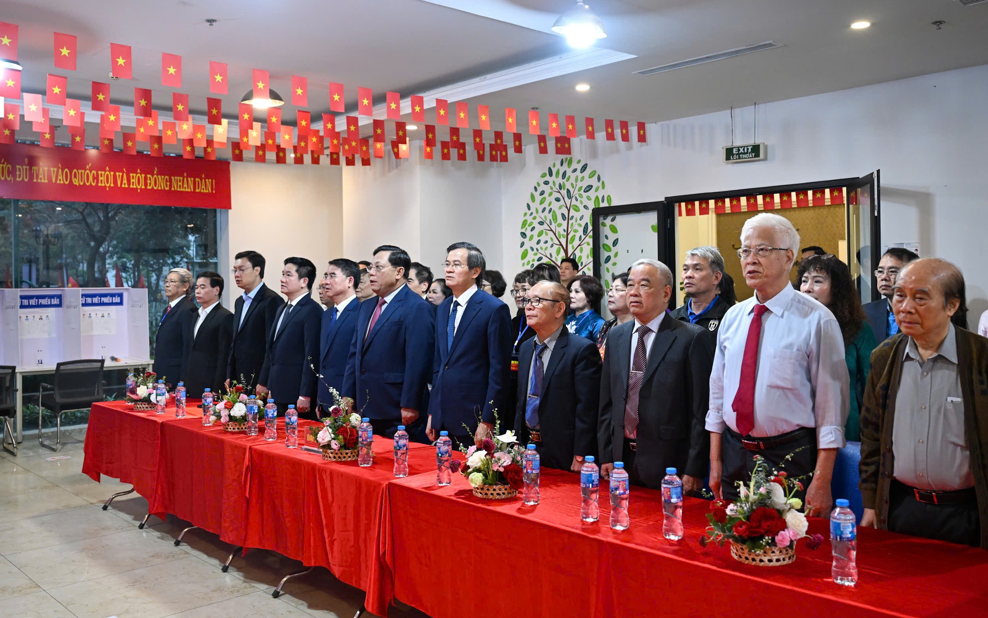 Lãnh đạo Trung ương và thành phố Hà Nội tham dự Lễ khai mạc bầu cử tại phường Thanh Xuân.