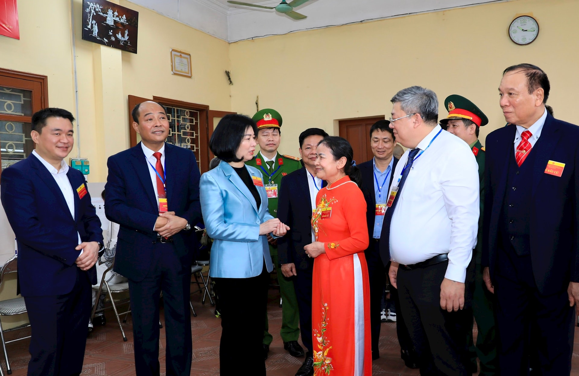 Chủ tịch Ủy ban Bầu cử Thành phố Phùng Thị Hồng Hà kiểm tra công tác tổ chức bầu cử tại 3 phường: Định Công, Hoàng Liệt và Vĩnh Hưng- Ảnh 1.