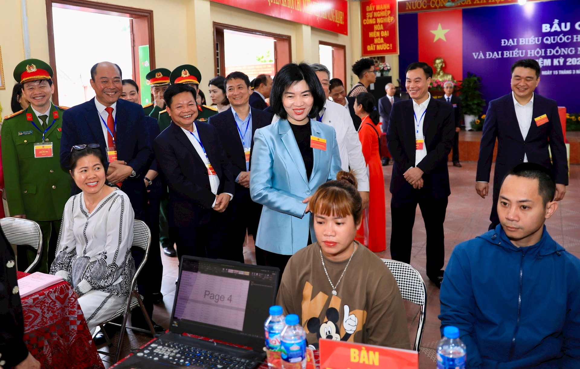 Chủ tịch Ủy ban Bầu cử Thành phố Phùng Thị Hồng Hà kiểm tra công tác tổ chức bầu cử tại 3 phường: Định Công, Hoàng Liệt và Vĩnh Hưng- Ảnh 4.