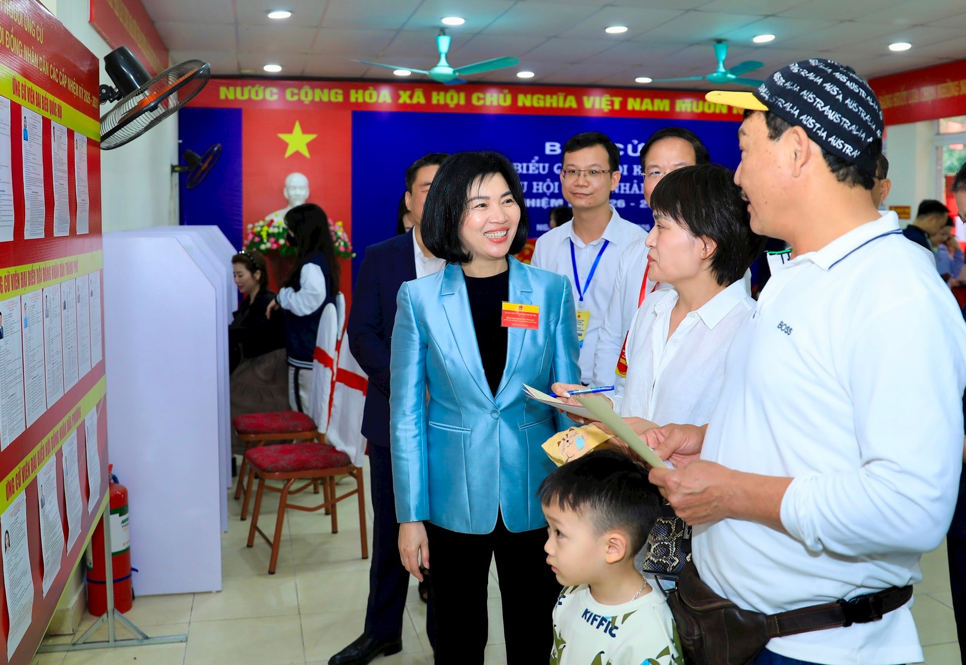 Chủ tịch Ủy ban Bầu cử Thành phố Phùng Thị Hồng Hà kiểm tra công tác tổ chức bầu cử tại 3 phường: Định Công, Hoàng Liệt và Vĩnh Hưng- Ảnh 2.