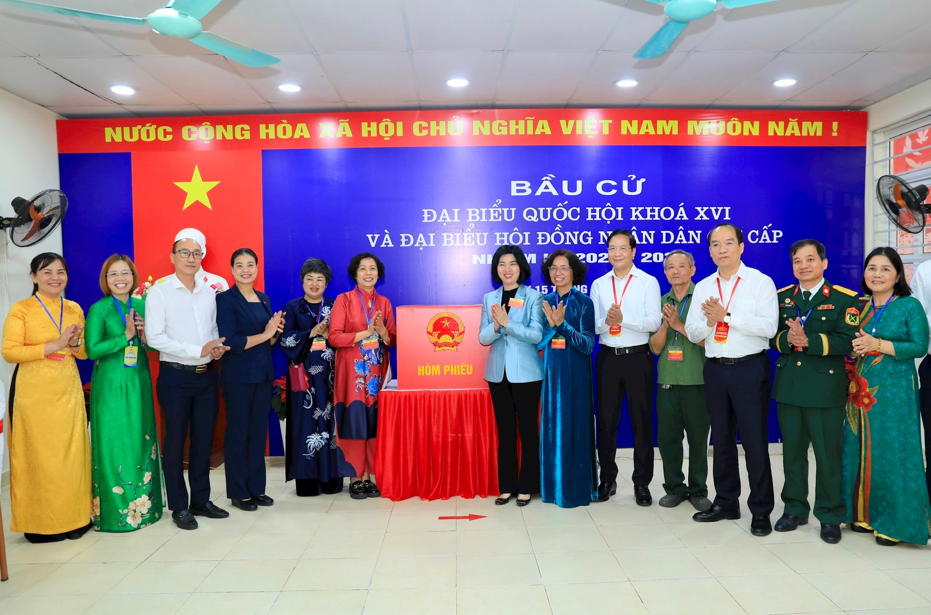 Chủ tịch Ủy ban Bầu cử Thành phố Phùng Thị Hồng Hà kiểm tra công tác tổ chức bầu cử tại 3 phường: Định Công, Hoàng Liệt và Vĩnh Hưng- Ảnh 3.