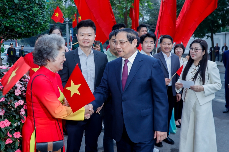 Thủ tướng Chính phủ Phạm Minh Chính cùng cử tri bỏ phiếu bầu cử tại phường Tây Hồ, Hà Nội- Ảnh 1.