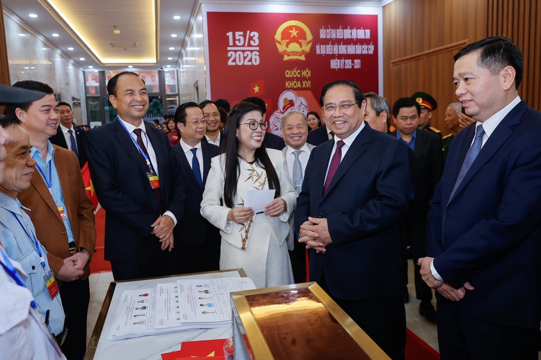 Thủ tướng Chính phủ Phạm Minh Chính cùng cử tri bỏ phiếu bầu cử tại phường Tây Hồ, Hà Nội- Ảnh 2.