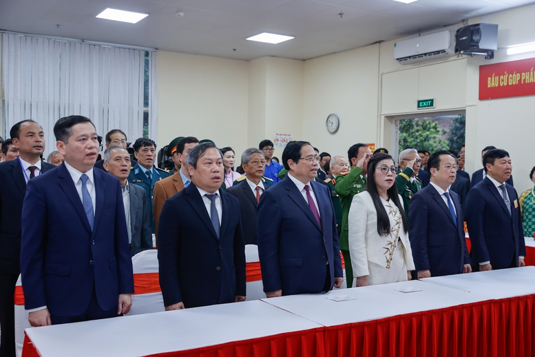 Thủ tướng Chính phủ Phạm Minh Chính cùng cử tri bỏ phiếu bầu cử tại phường Tây Hồ, Hà Nội- Ảnh 3.