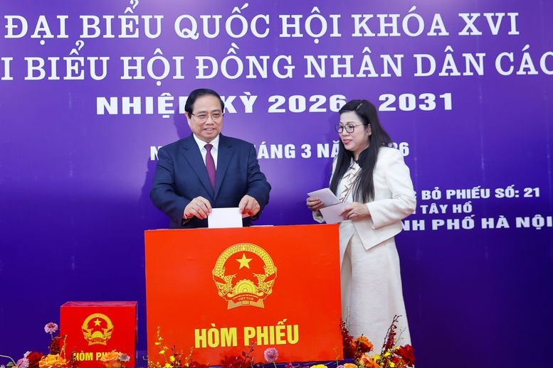 Thủ tướng Chính phủ Phạm Minh Chính cùng cử tri bỏ phiếu bầu cử tại phường Tây Hồ, Hà Nội- Ảnh 4.