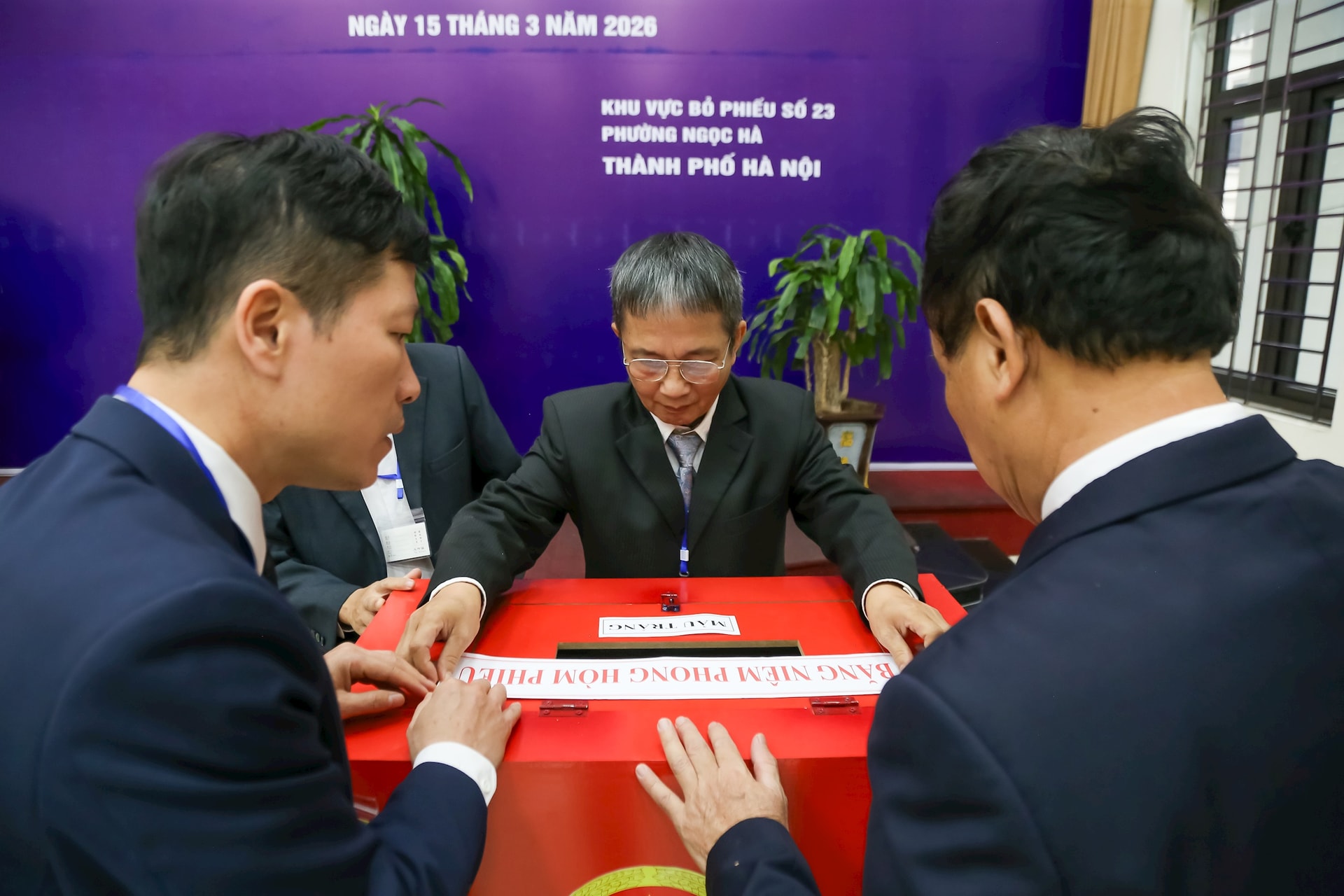 Phó Chủ tịch Thường trực HĐND Thành phố Trần Thế Cương bỏ phiếu bầu cử tại phường Ngọc Hà- Ảnh 2.