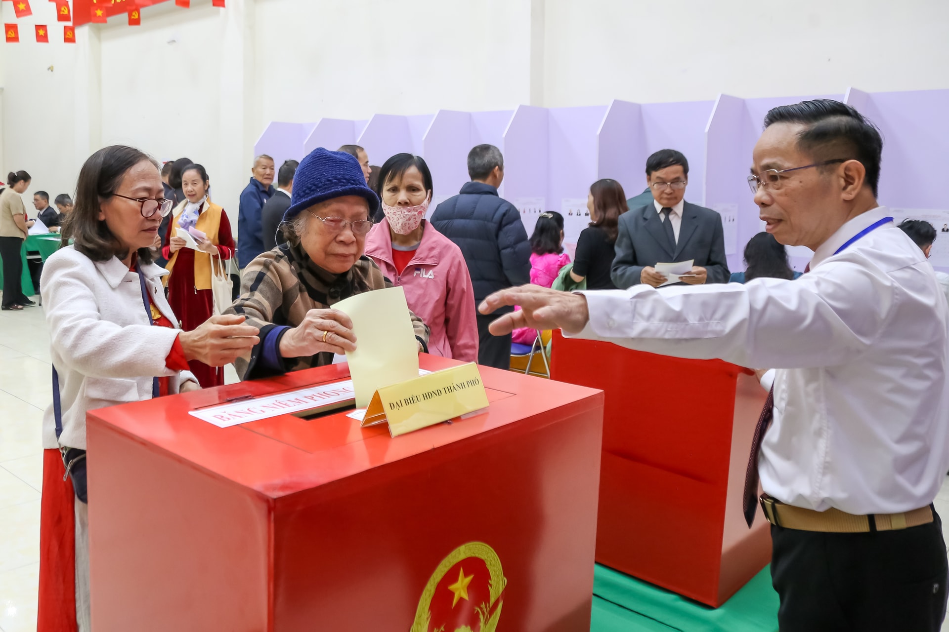 Phó Chủ tịch Thường trực HĐND Thành phố Trần Thế Cương bỏ phiếu bầu cử tại phường Ngọc Hà- Ảnh 4.