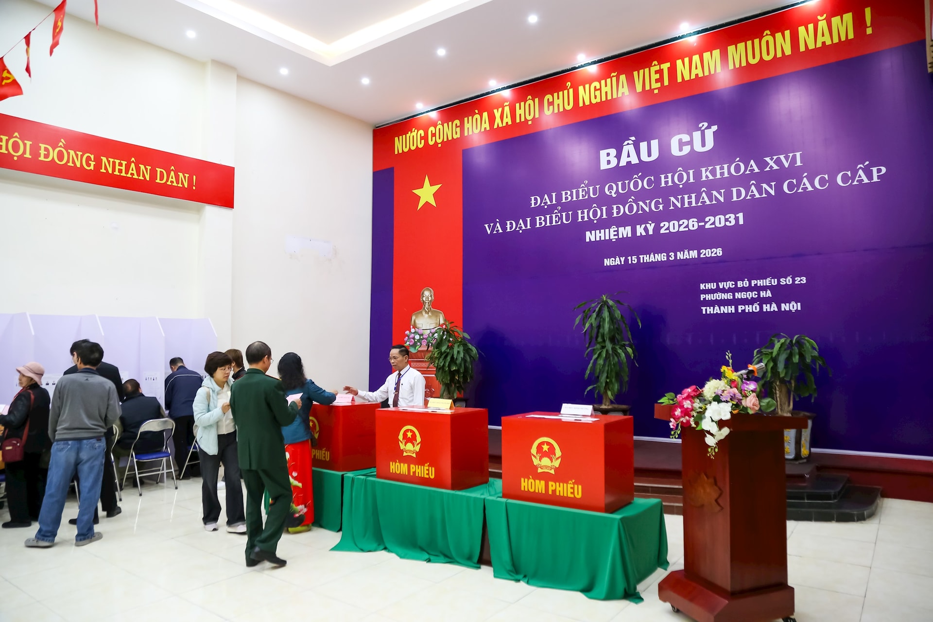 Phó Chủ tịch Thường trực HĐND Thành phố Trần Thế Cương bỏ phiếu bầu cử tại phường Ngọc Hà- Ảnh 5.