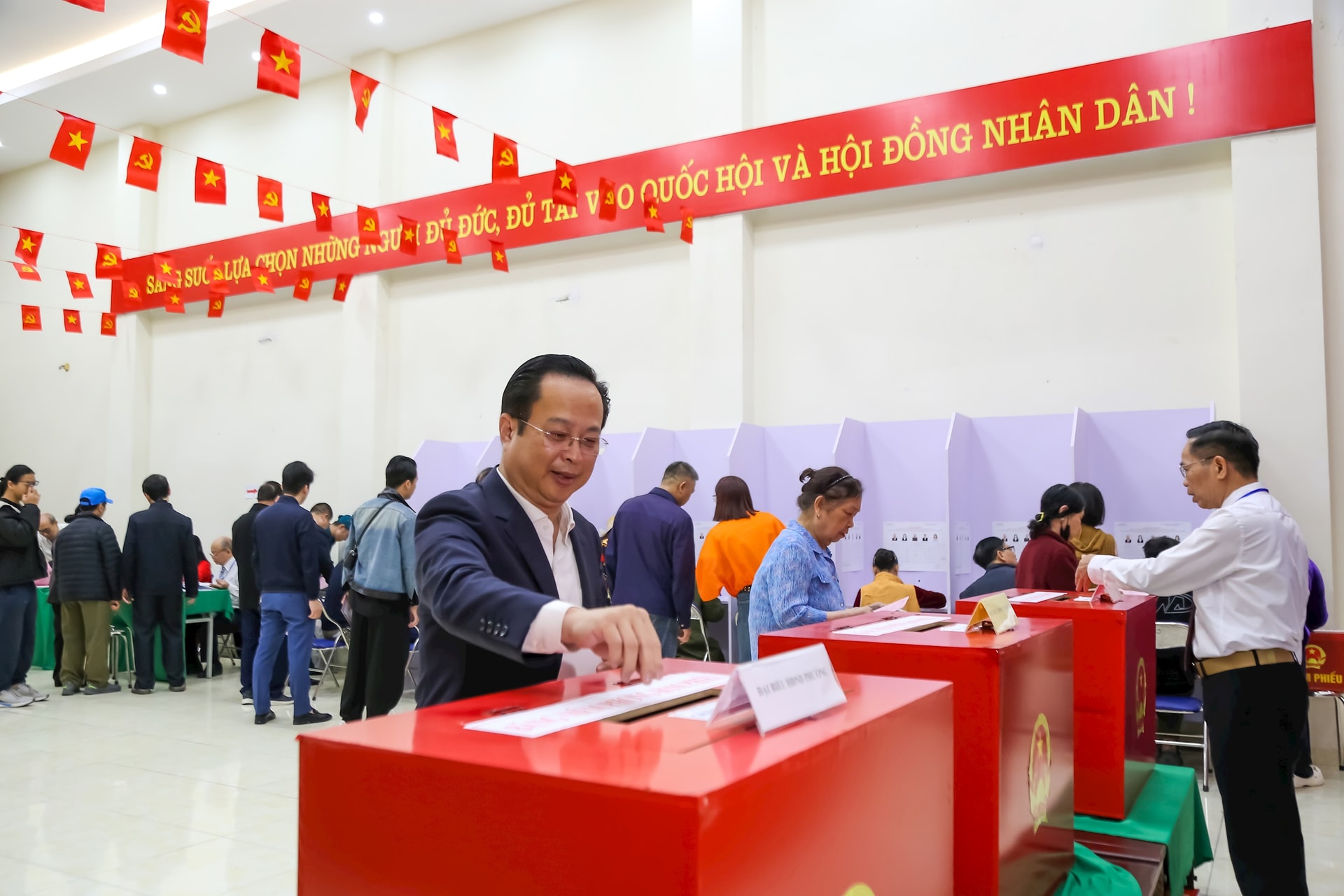 Phó Chủ tịch Thường trực HĐND Thành phố Trần Thế Cương bỏ phiếu bầu cử tại phường Ngọc Hà- Ảnh 3.