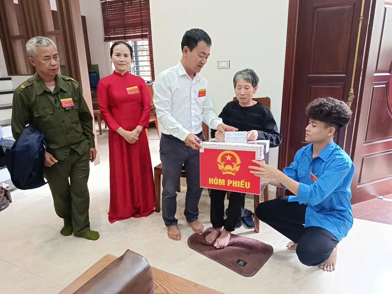 Cử tri xã Ô Diên nô nức đi bỏ phiếu bầu cử- Ảnh 8.