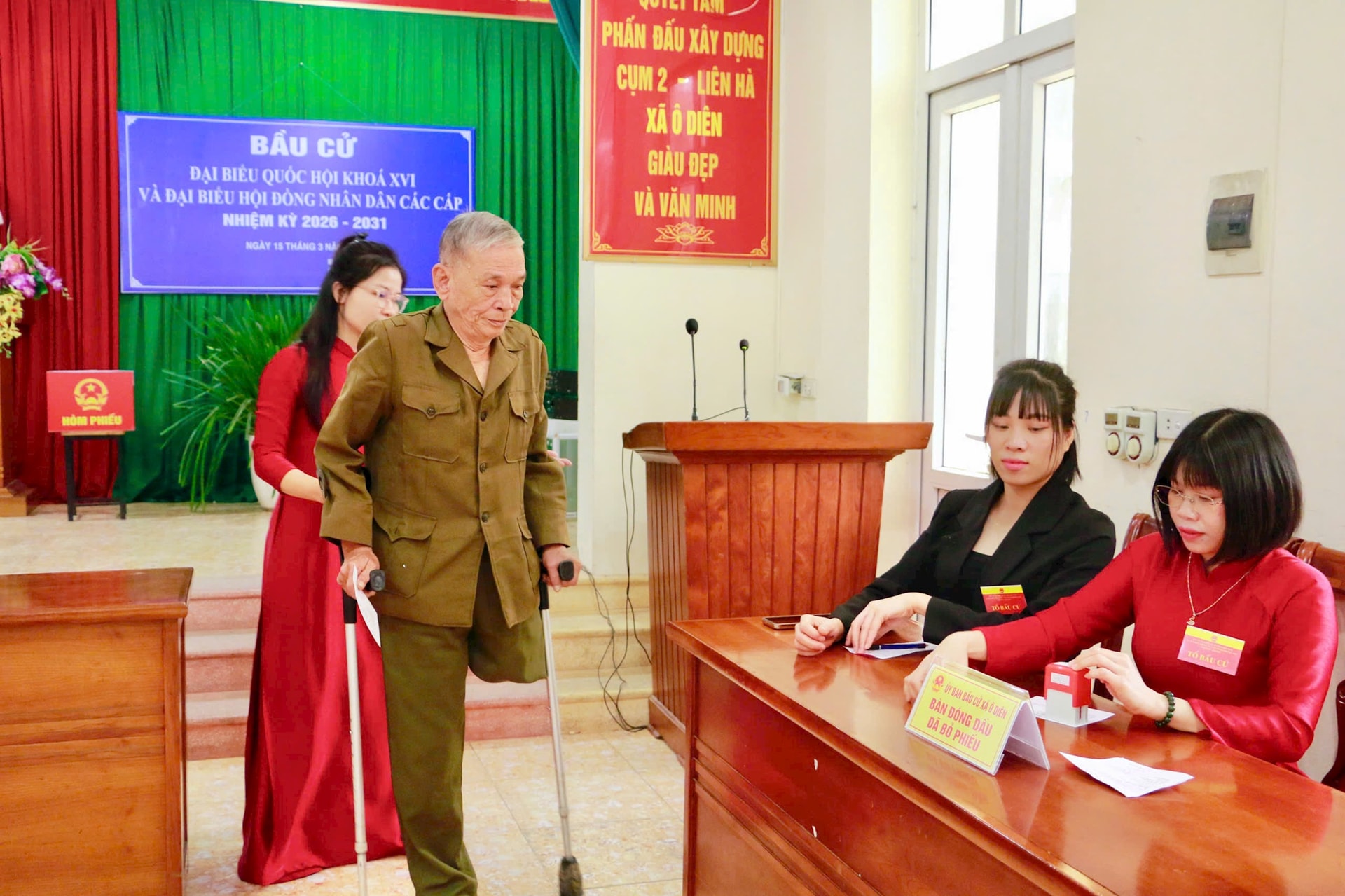 Cử tri xã Ô Diên nô nức đi bỏ phiếu bầu cử- Ảnh 5.