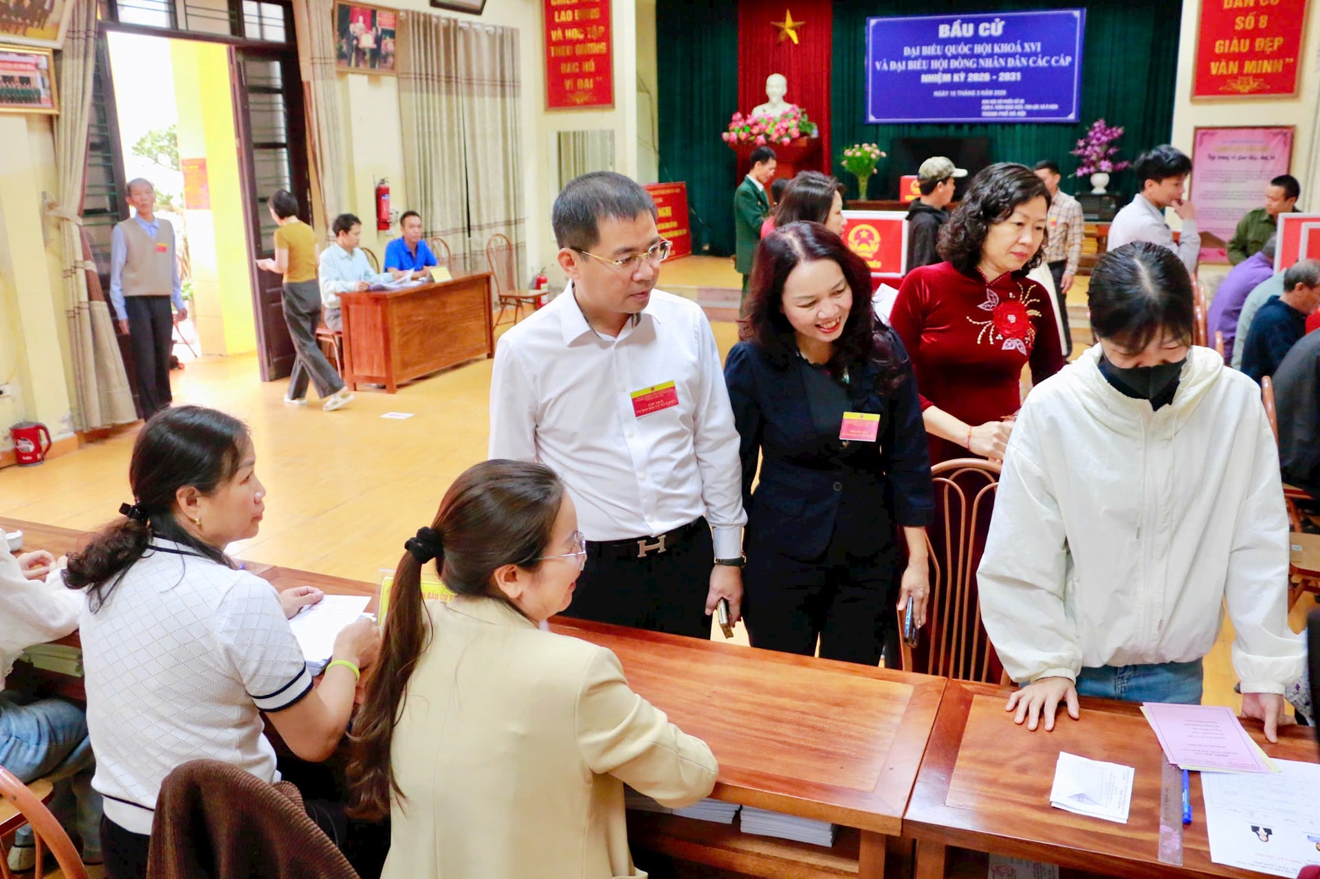 Cử tri xã Ô Diên nô nức đi bỏ phiếu bầu cử- Ảnh 6.