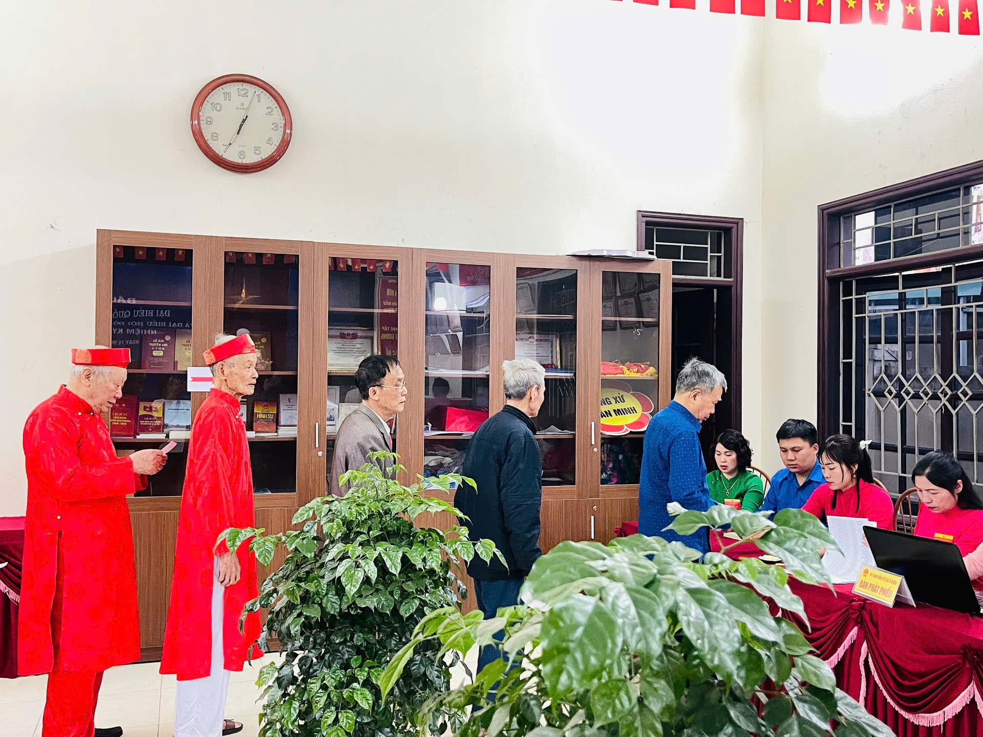 Cử tri xã Ô Diên nô nức đi bỏ phiếu bầu cử- Ảnh 3.