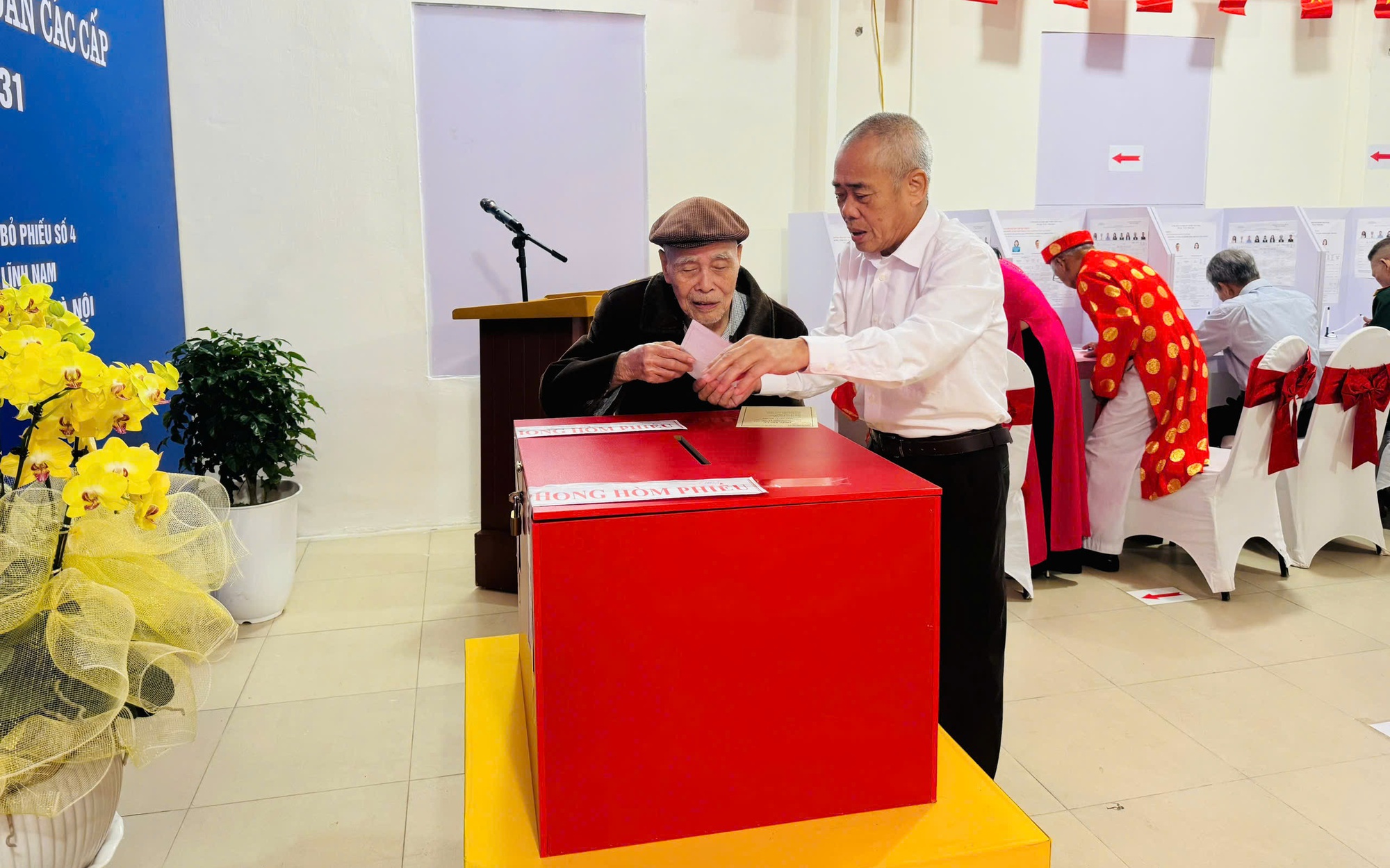 Cử tri cao tuổi phường Lĩnh Nam bỏ phiếu ngay sau Lễ khai mạc