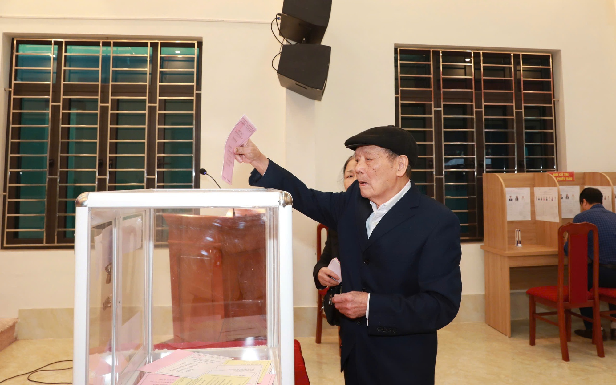 Cử tri xã Phúc Thịnh thực hiện bỏ phiếu bầu 