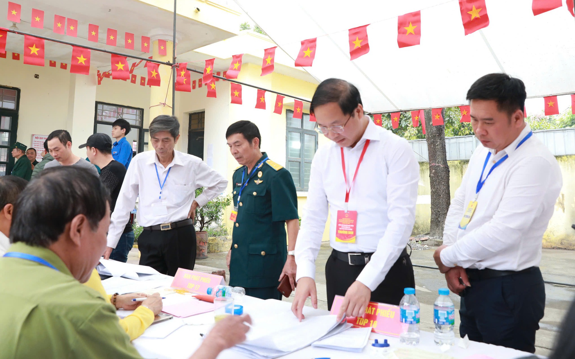 Bí thư Đảng ủy, Chủ tịch HĐND phường Nguyễn Đức Dũng, Chủ tịch Ủy ban bầu cử phường kiểm tra tại Khu vực bỏ phiếu số 9, phường Vĩnh Hưng