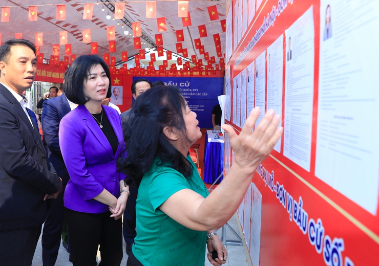 Hanoi election chief inspects polling preparations and voter readiness in Dai Mo ward- Ảnh 2.