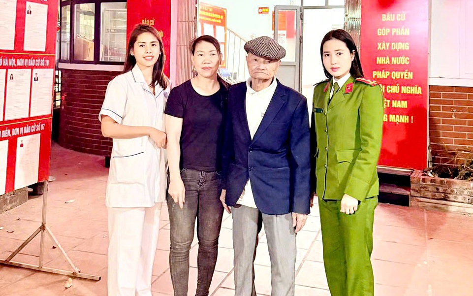 Hai cán bộ phường Phú Diễn kịp thời giúp cụ ông đi lạc đoàn tụ với gia đình trong ngày bầu cử
