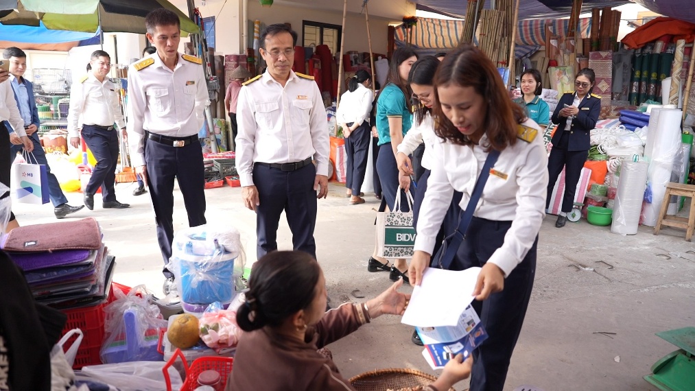 Quảng Oai tăng cường phối hợp hỗ trợ hộ kinh doanh kê khai thuế, thúc đẩy chuyển đổi phương thức quản lý thuế- Ảnh 3.