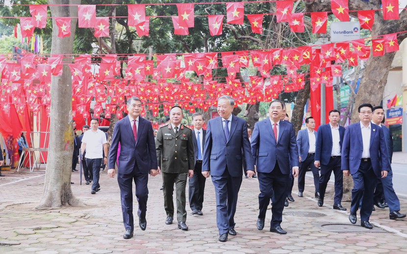 Lãnh đạo CATP tháp tùng lãnh đạo Đảng, Nhà nước tham gia bỏ phiếu tại khu vực bỏ phiếu số 2, phường Ba Đình (Ảnh: CATP)